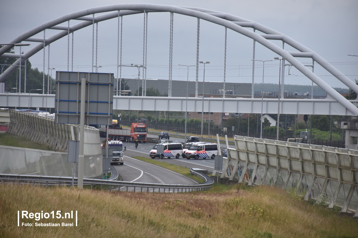 regio15's tweet photo. Vandaag demonstratie kermisexploitanten #Malieveld #DenHaag. Een groot aantal voeeruigen van de exploitanten wordt op de #A12 bij #Forepark van de snelweg af geleid. De #A12 is daarvoor afgesloten richting #DenHaag. https://t.co/gKzgav5zAe