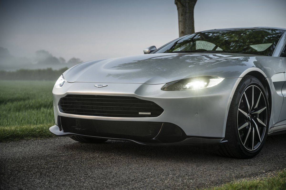 AutomovilMex's tweet image. Uno de los aspectos más controversiales del #AstonMartin #Vantage es su enorme parrilla. El preparador británico Revenant presenta una fascia frontal completa que incorpora dos aperturas horizontales de tamaño más moderado. ¿Cuál les gusta más? 🤔 #ModificadosAP