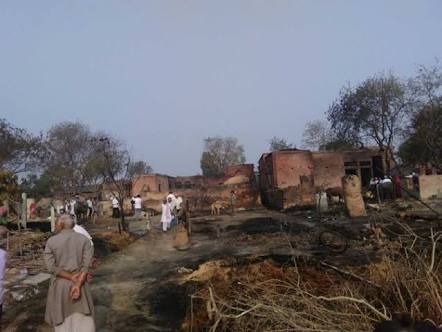 BlogNews19's tweet image. बच्चों के मामूली-सी विवाद को लेकर..

सरायख्वाजा थाना क्षेत्र के भदेठी गांव के गरीब दलित बस्ती (SC) के आधा दर्जन छप्पर के मकानों में अल्पसंख्यक उर्फ विषेश समुदाय  के लोगों ने आग लगा दी।

पुलिस नें सपा नेता मो. जावेद सिद्दीकी,प्रधानपति आफताब सहित 35 नमाजियों को गिरफ्तार किया है।