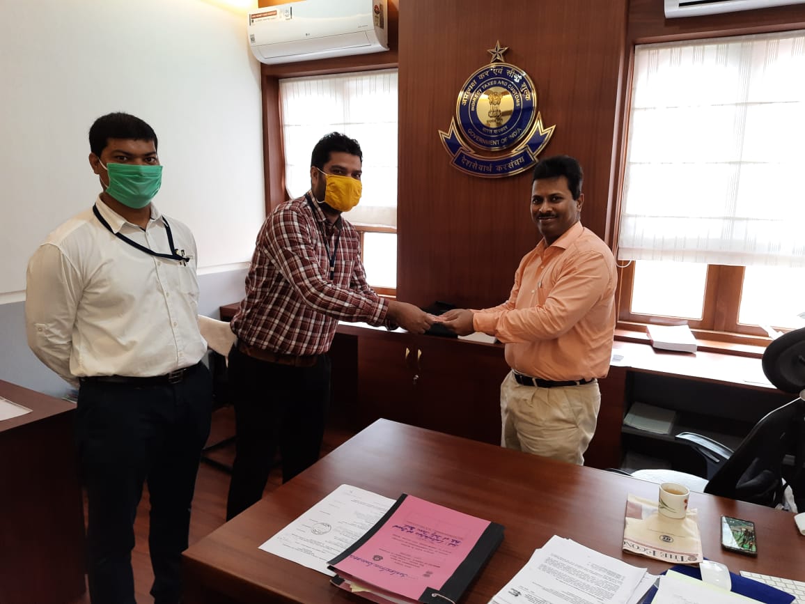 ccpsa72's tweet photo. During these tough times, Association has taken initiative to distribute masks to its members. Distribution inaugurated by the Commissioner of Customs, Custom House, Cochin. https://t.co/LbUziYAcz3