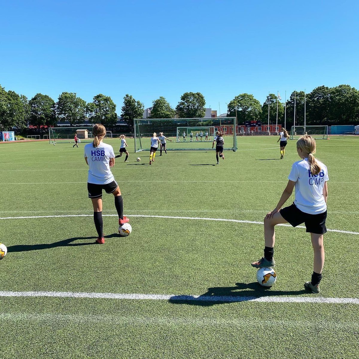 uppsalafotboll's tweet photo. Årets första HSB-Camp är äntligen i full gång! ⚽️☀️
Vi är inne på dag 2 av lägret och det bjuds på ett fantastiskt väder på Österängens IP ☀️💦
#ikuppsalafotboll #hsbcamp https://t.co/Paoio2tj2k