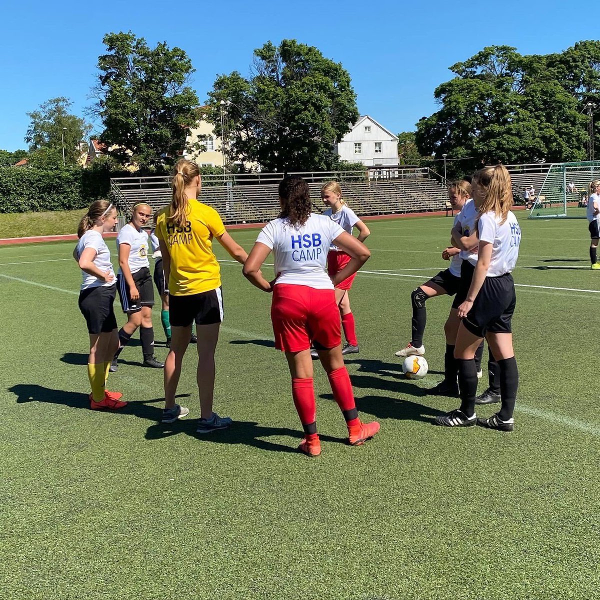 uppsalafotboll's tweet photo. Årets första HSB-Camp är äntligen i full gång! ⚽️☀️
Vi är inne på dag 2 av lägret och det bjuds på ett fantastiskt väder på Österängens IP ☀️💦
#ikuppsalafotboll #hsbcamp https://t.co/Paoio2tj2k