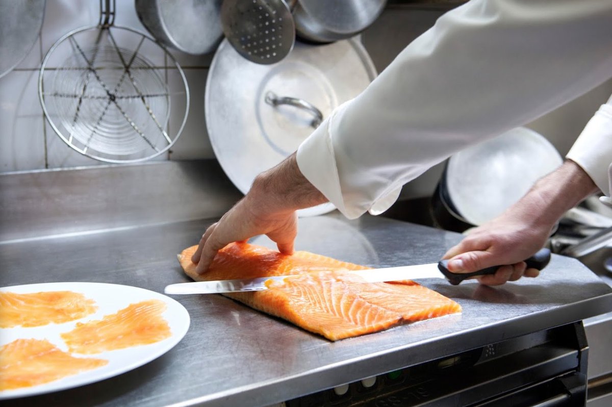 Estamos de vuelta, deseando volver a veros. Ayer abrimos nuestras puertas después de estos casi tres meses tan difíciles para todos. Seguiremos esforzándonos con cariño, dedicación y los mejores ingredientes para ofreceros nuestros mejores platos. ¡Os esperamos!