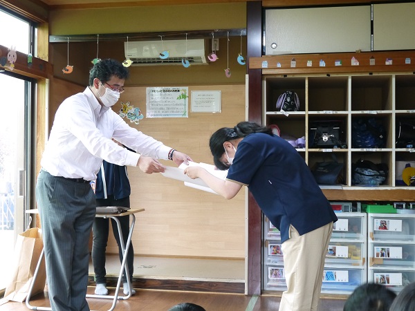社会福祉法人ハッピーネット 公式 第二川越ゆめの園 です 先日 第二川越ゆめの園にて法人内表彰の授賞式を行いました 第二川越ゆめの園では個人部門 写真部門で最優秀賞 取り組み部門で特別賞を受賞致しました 利用者の皆さんに見守られながらの