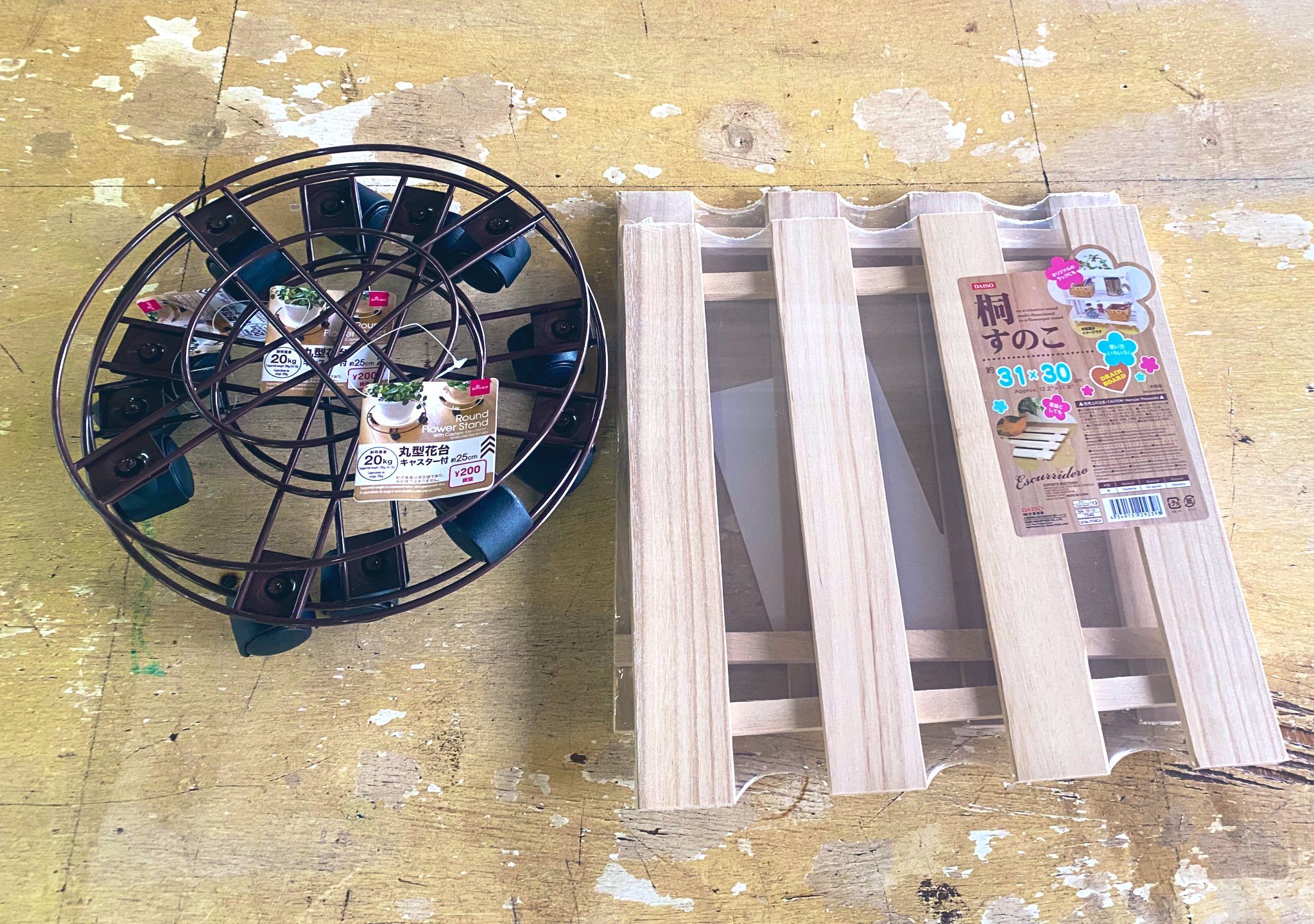 なかのだ Pa Twitter ダイソーで やっと花台車見つけたけど角型が売り切れ まえ100円だったけど今は0円 板も適当なまな板が0円に値上がりしてたので 今回はスノコー をこうして平台車 耐荷重ｋｇ ミシンヘッドやサーボ用に使う予定 T Co