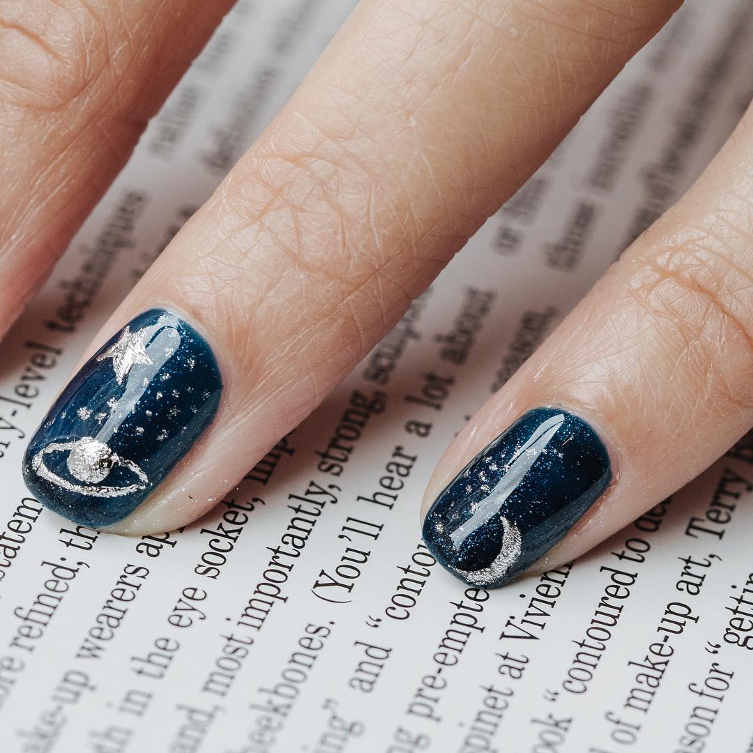 космический маникюр на короткие ногти. синий маникюр на короткие ногти. маникюр на короткие ногти в синем цвете космос. маникюр космос. лучшие маникюры 2022.