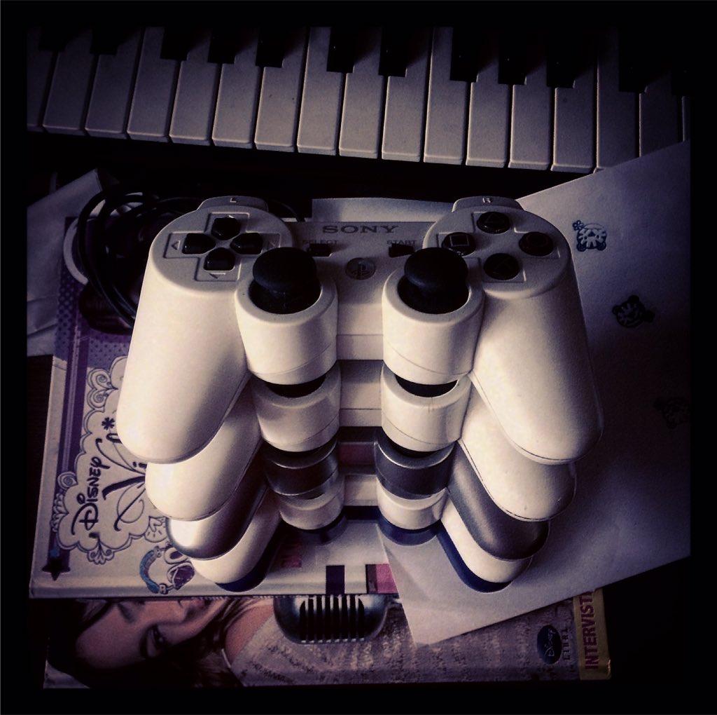 BeppeMalizia's tweet photo. Equilibri squilibrati!
🤘🏻🎮🖤
(Ps3 pad)
#sony #playstation #ps3 #pad #nerd #letplay #gamer #gamecollection #gamecollector #player #playerinside #play #game #vintage #classic #retrogaming #violetta #disney #disneyvioletta #tinistoessel #tini #music #videogames #passion https://t.co/qC28gL0xGU