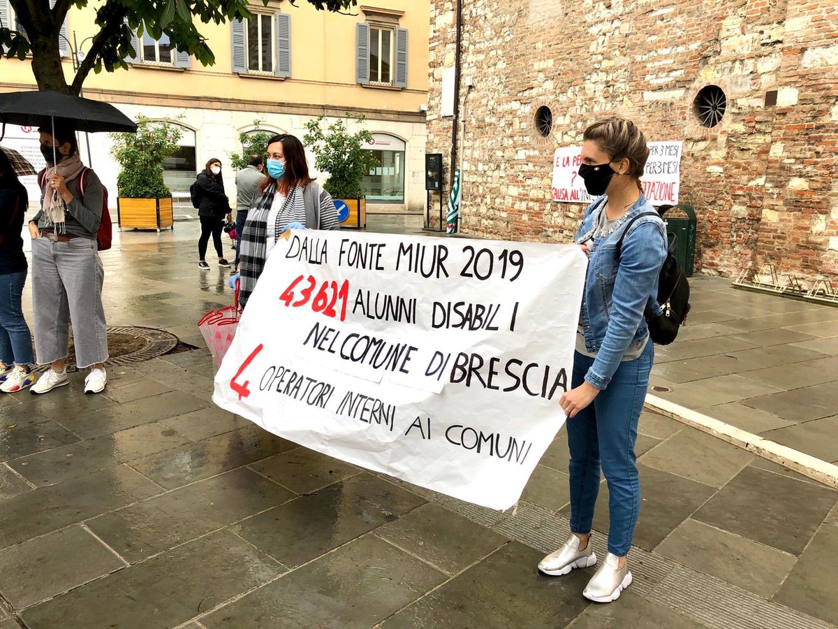 FpCgilLombardia's tweet photo. Presidio sotto il Comune di Brescia delle operatrici scolastiche che assistono gli allievi con disabilità. Sono in #parttimeciclico e senza stipendio da 3 mesi. Chiedono diritti e di re-intenternalizzare il servizio!
#CiSiamo @FpCgilNazionale https://t.co/go8k3bf7FZ