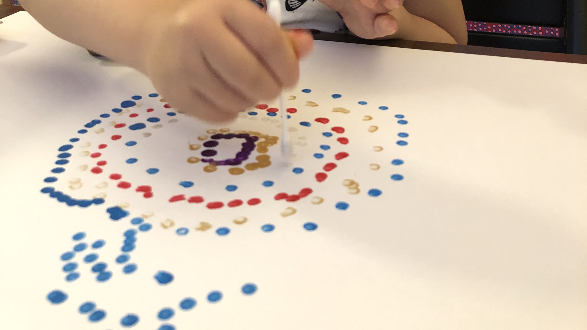 マイコ 療養中 今日は綿棒でてんてんアートと自由お絵かき 絵の具で描くのが楽しいらしい 花火の絵を描くのにハマっているらしい T Co Obaezbws7i Twitter