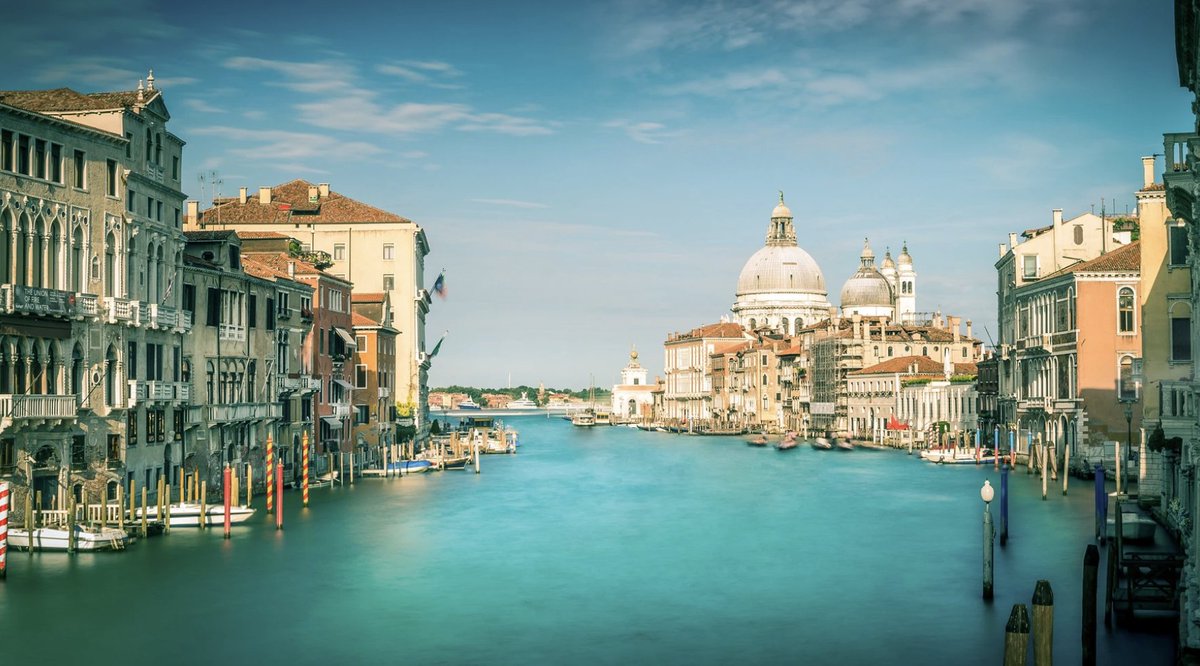 ecopodpackaging's tweet photo. With the gondolas and taxi-boats having stopped their trips up and down, the usually murky canals of #Venice have turned into turquoise coloured clear waters, which ripple over a bed of now visible plant life and schools of fish!

#positive #naturalworld https://t.co/AAHLJkg2mW