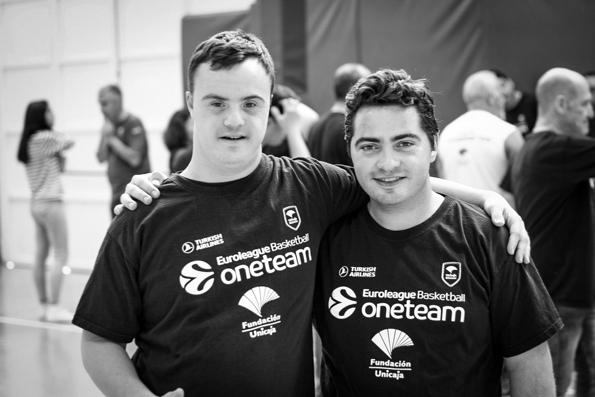 One Team Euroleague (@oteuroleague) on Twitter photo Meet the story of Carlos and Berni from <a href="/DownMalaga/">Down Málaga</a> and <a href="/PHombreMalaga/">Proyecto Hombre</a>!
They became stronger together through <a href="/unicajaCB/">UnicajaCB</a> and the <a href="/OTEuroleague/">One Team Euroleague</a> ambassador <a href="/awaczynski/">adam waczynski®️</a>!💙
Click on the link below to read the full story!
bit.ly/2Ao08Wc
#EUROLEAGUEUNITED
#WeAreAllOneTeam Meet the story of Carlos and Berni from <a href="/DownMalaga/">Down Málaga</a> and <a href="/PHombreMalaga/">Proyecto Hombre</a>!
They became stronger together through <a href="/unicajaCB/">UnicajaCB</a> and the <a href="/OTEuroleague/">One Team Euroleague</a> ambassador <a href="/awaczynski/">adam waczynski®️</a>!💙
Click on the link below to read the full story!
bit.ly/2Ao08Wc
#EUROLEAGUEUNITED
#WeAreAllOneTeam