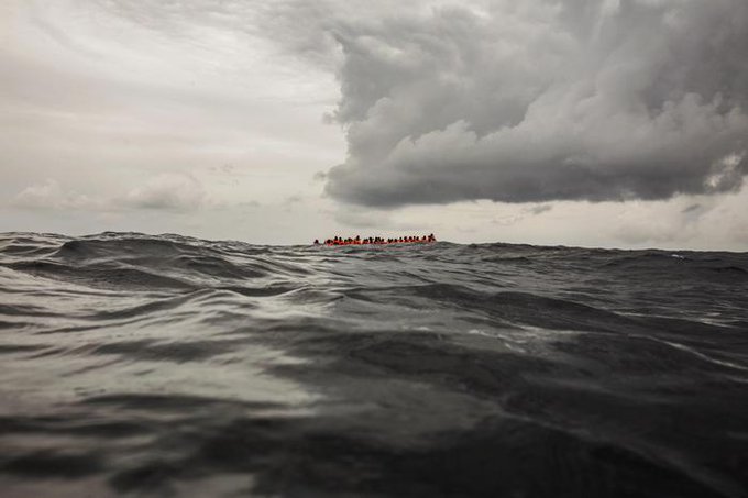 teleSURtv's tweet photo. #Túnez | El naufragio de una barcaza con unos 53 inmigrantes dejó un saldo de al menos 34 personas muertas, la mayoría provenientes de países del "#ÁfricaSubsahariana https://t.co/Dfn1ceuQjZ https://t.co/w1eUnCM9OQ