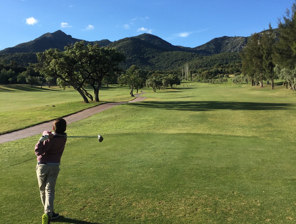 Abrimos los 27 hoyos. Si el pasado 18 de mayo abrimos del 1 al 18, a partir de mañana puedes disfrutar de los 27 de Lauro... y del kiosko de <a href="/lauroacademy/">Lauro Golf Academy</a> <a href="/Vypsavolvo/">Vypsa</a> donde tomarte un algo entre los primeros y los segundos nueve (o después de los terceros si te apetece) #golf 😎