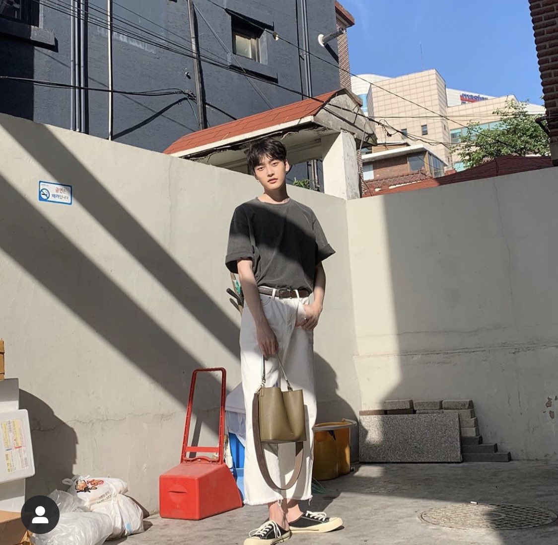 jisungseyo's tweet photo. [INSTAGRAM UPDATE] 

It's so hot today. Today I'm with modern yet shopisticated accordion bag☺️ #findkapoor #fkr #fkrmonogram #accordionbag

@yts000917 

#TAESEON #태선 https://t.co/D4JAooTkDt