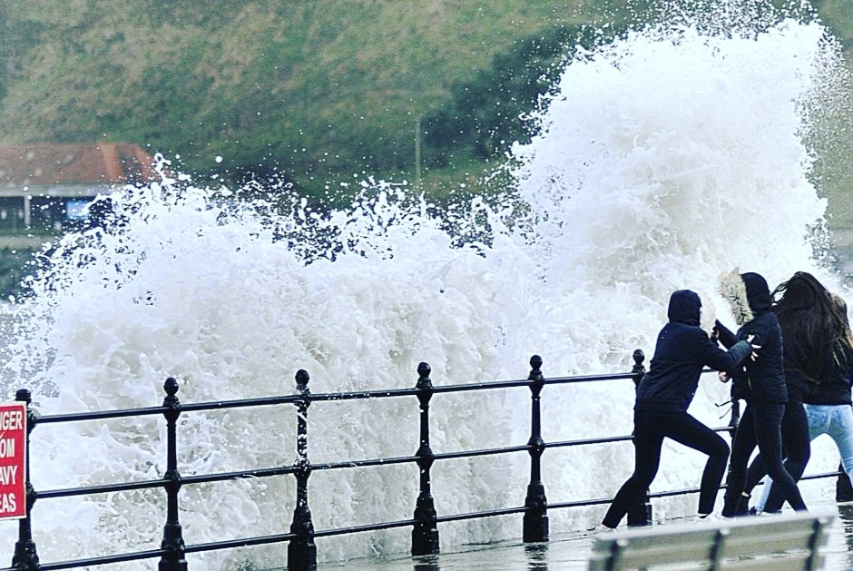 abovewateruk's tweet image. Picture/video a Day #63
If you want to watch the waves over the next few days, #stayback &amp;amp; watch from a distance! 

(pictures/videos provoke daily thoughts on water safety, if you have one, send in)

#WATERSAFETY #drowningprevention #avivacommunityfund #aviva #strongercommunities