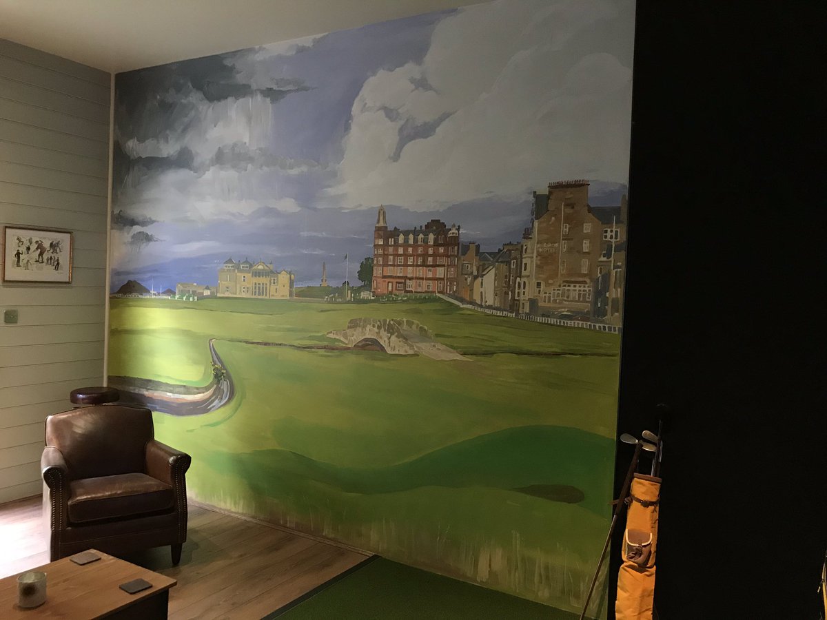 A new #mural bringing life to the wall of a #golf simulator &amp; #mancave, 
4m x 3m.
<a href="/RandA/">The R&A</a> , the Hamilton Grand plus the Rusacks Hotel feature in one of the #golfing world’s finest views.

@thehomeofgolf 
#interiordesign 
#painting
#artoftheday 
#murals