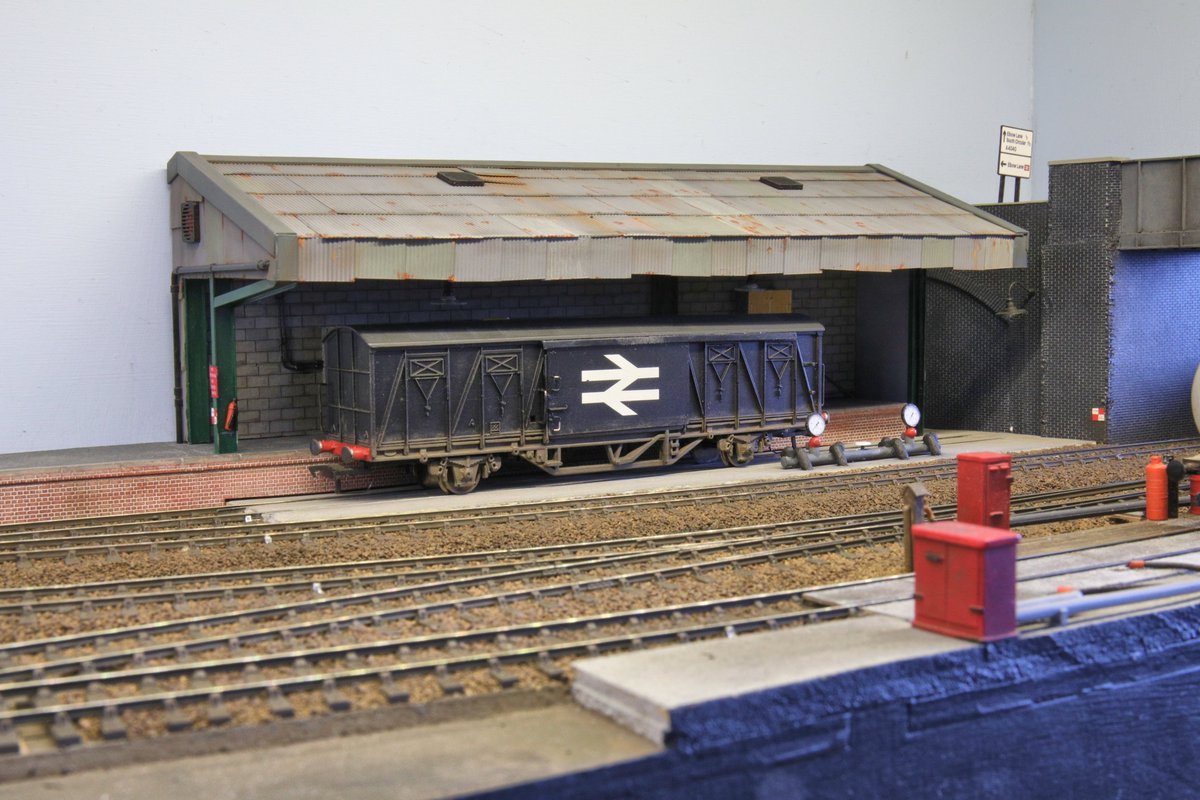 ElbowLane00's tweet photo. #ElbowLane 7. A variety of van get left at the unloading dock at one time or another. Here we see some foreign visitors plus the #UniqueVIX van in black with a Class 73 sized #VIX #BRLogo. #00Layout #DCCSound #00ModernImage https://t.co/aDkMy3YAiU