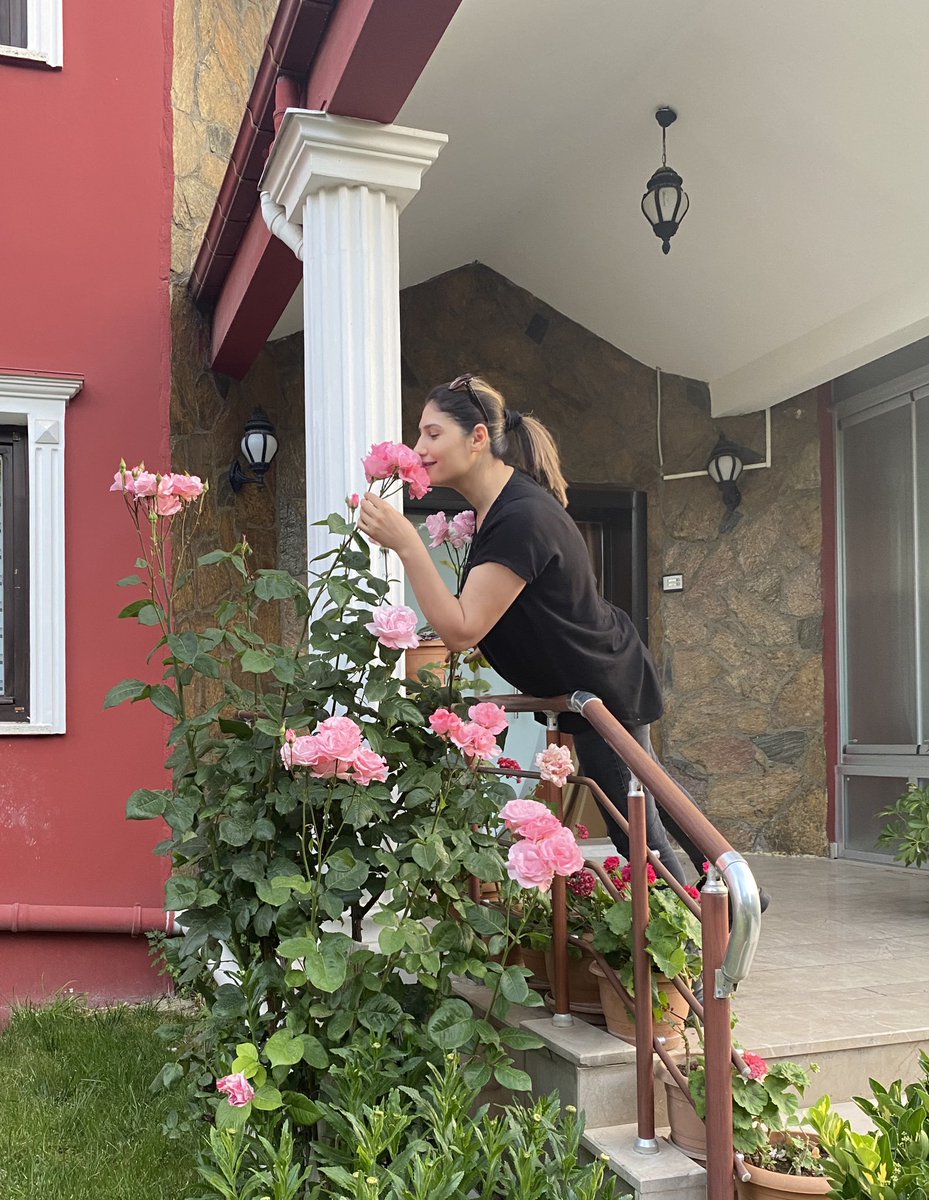 eminebarandorn's tweet photo. Çiçek koklamak solunum fonksiyonunu düzenler, sinir sistemini sakinleştirir...

Güzel kokular ise enerji frekansınızı yükseltir, zihni berraklaştırır...

#eminebaran #eminebaranşifamerkezi #çiçek #gül #koku #nefes #soluk #sağlık #sıhhat #dornmethod #bütünseltıp https://t.co/BpiVB4GqmL