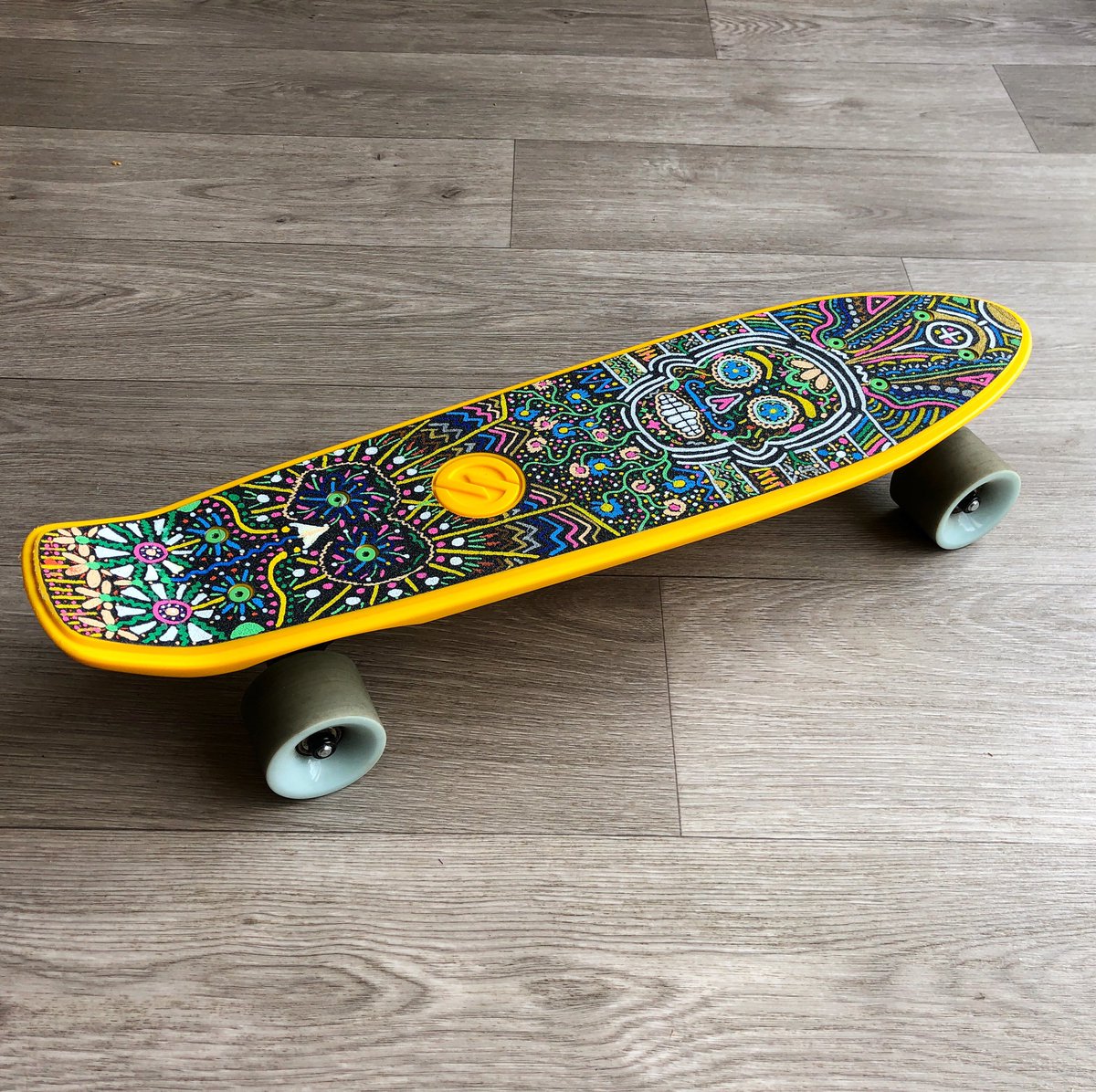 AnotherDeadTre1's tweet photo. My daughter's skateboard.
Quand ma fille me demande de décorer le grip de son nouveau skate... ☺️🤘🏻
La demande était « couleurs et crâne de sucre mexicain »💀💐🎊
 #art #love #contemporaryart #anotherdeadtree #adt #posca #poscaart #poscagallery #skate #skateboard #skateart https://t.co/90h32foTgM