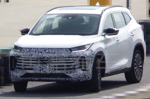 ChineseCarInte1's tweet photo. Chery EXEED new TXL was shot recently. Though slightly disguised, we can still perceive that the face was redesigned to EXEED LX style. Another failure following new Tiggo 8 I think #chery #cheryauto #cheryexeed #EXEEDTXL #EXEED  #newcar #chinesecar #VANTAS #auto #car #automobile https://t.co/Nn0qgRbhm7