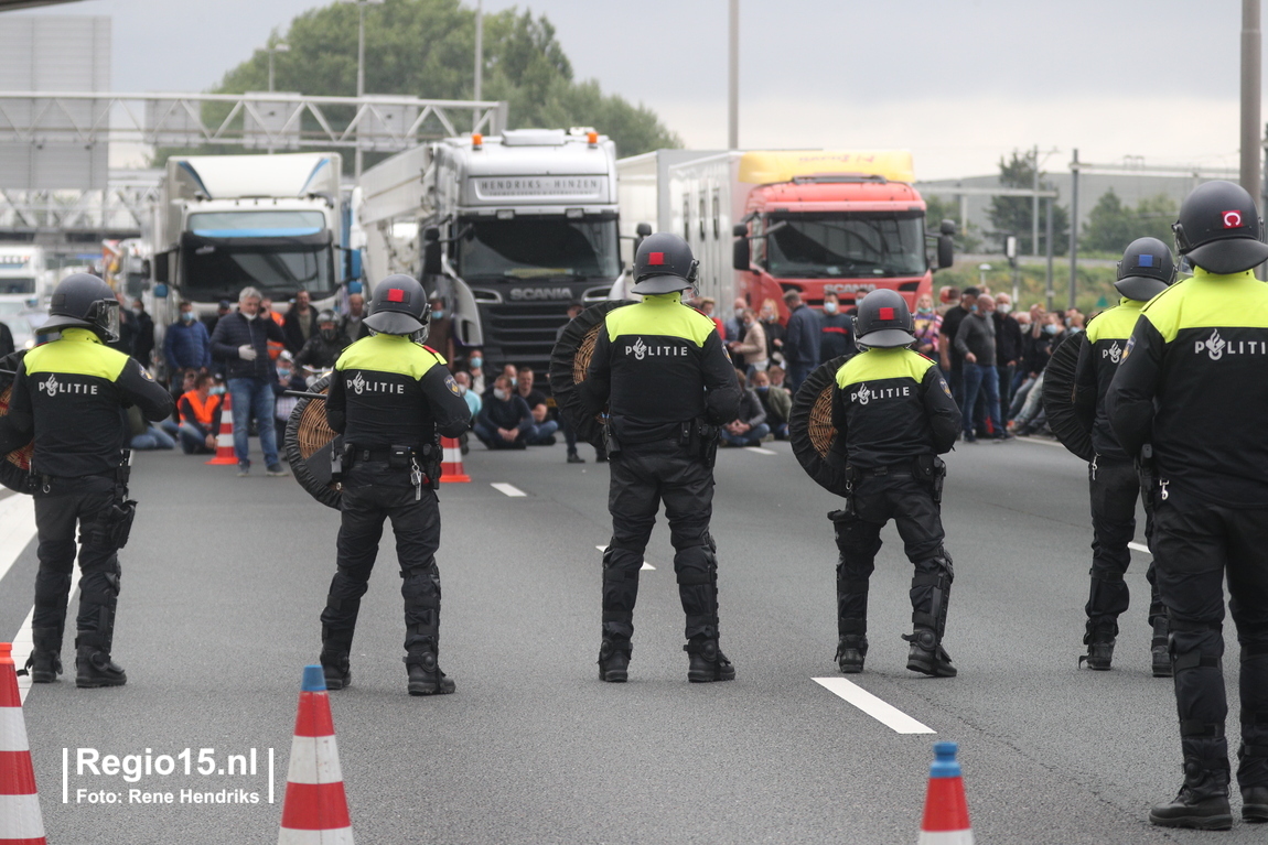 regio15's tweet photo. De Mobiele Eenheid staat op linie op de #A12 omdat de kermisexploitanten weigeren hun voertuigen in te gaan en bij de afrit naar het #Forepark de snelweg af te gaan. De rijbaan richting #Utrecht is nu ook afgesloten. https://t.co/CU2NXrcPyp