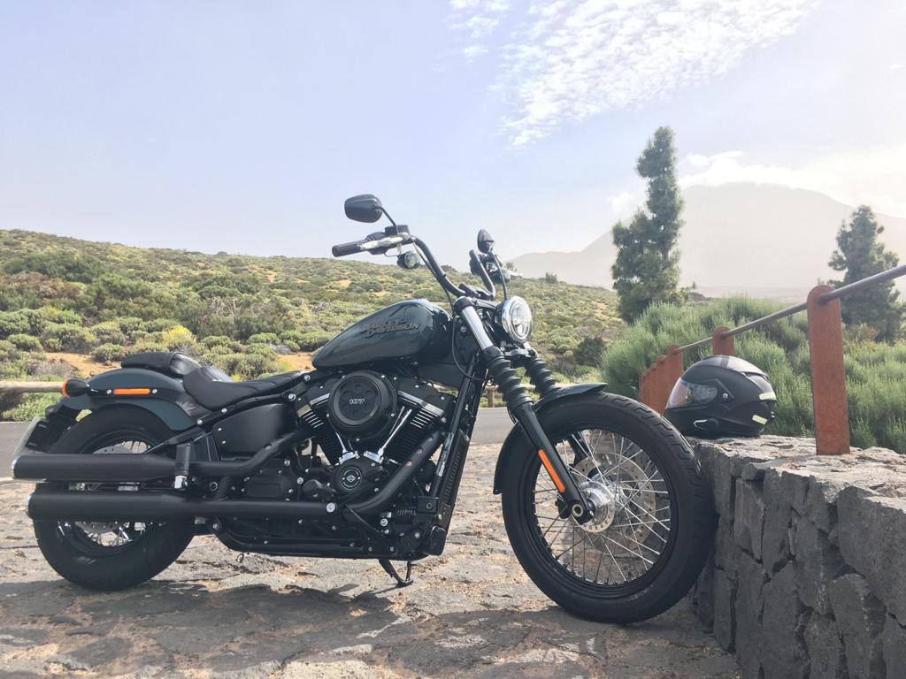 HDCanarias's tweet photo. Despeja tu mente y sal a rodar en TU H-D, te aseguramos que será una experiencia única.
Gracias a nuestro amigo Miguel por la foto👏🏻.
P.D. La Street Bob siempre espectacular🤤. https://t.co/jHXGyOeykf