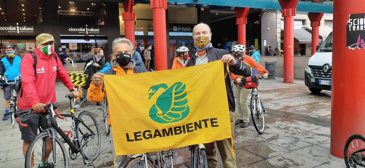 LegambienteLomb's tweet photo. Protesta contro inutile provvedimento x impedire bici su treni @TrenordOfficial @Trenord_Press Per colpire i riders  si bloccano pendolari e si aumenta il caos auto in città grazie @Legambici @fededelprete @ap_legambiente @BarbaraMeggetto https://t.co/GJbeqenimn