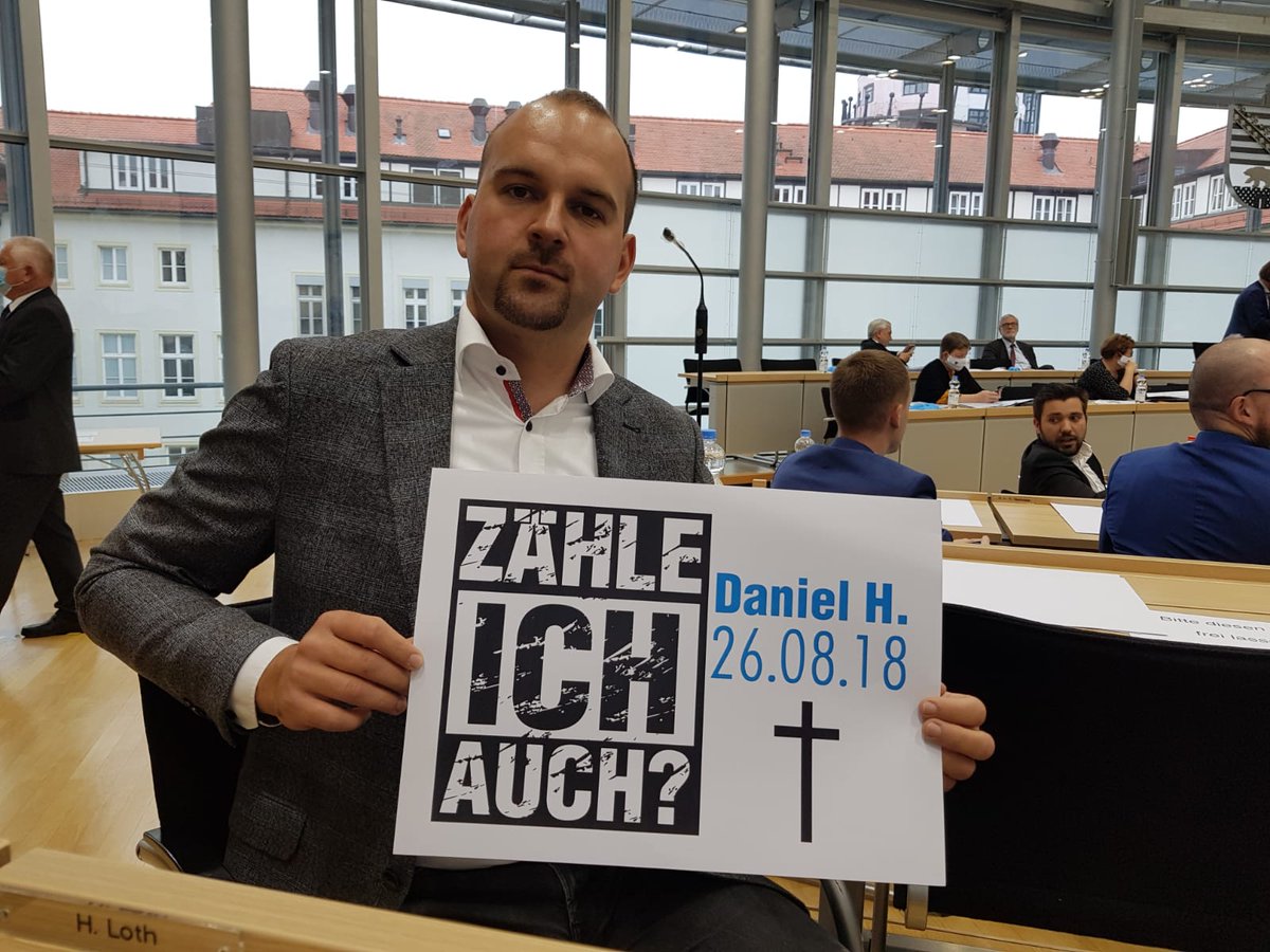 Daniel_Roi_AfD's tweet photo. #Blacklivesmatter im #Landtag, #Linke tragen #Masken gegen #Rassismus, #Grüne fragen zu den Rassismusprotesten. Wir erinnern an die Deutschen Opfer der Migrantenübergriffe in den letzten Jahren.

Sitzung war unterbrochen.

Gruß nach #Chemnitz
#DanielH https://t.co/FWPFeoy5kn