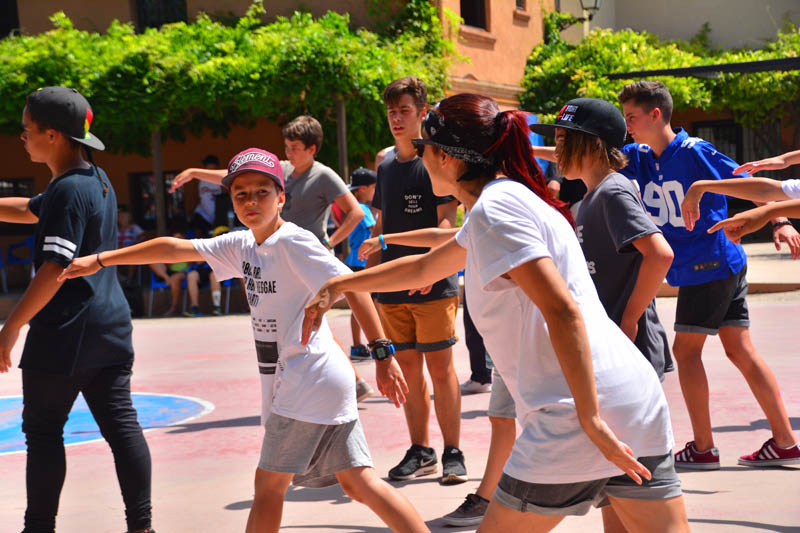 eixestels's tweet photo. Coneixes els beneficis de les #colòniesestiu artístiques? 👯🎭🃏
Colònies de teatre, ball o màgia profunditzen en les aficions creatives i reforcen aspectes físics, intel·lectuals i de creativitat
https://t.co/EBLACxijxi
#CampamentsEstiu #Blogfamilies #Blogpares #Blogmares https://t.co/XKZkj4ZV4V