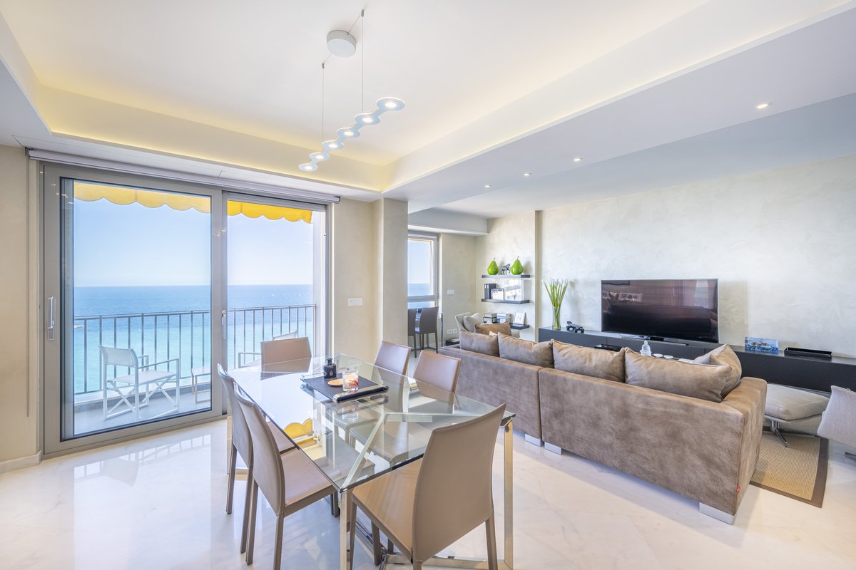 JohnTaylor_MC's tweet photo. #PropertyoftheMonth Meet Les Abeilles. A stylish 2 bedroom apartment in Monte-Carlo with incredible sea views. Call +377 93 50 30 70 or monaco@john-taylor.com to discover more. Property Ref: V1169MC RT if you'd love to live here! #Monacorealestate #JTluxury https://t.co/hwm6GXCrQR