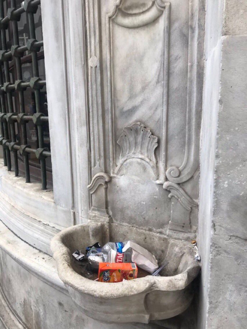 Tarihi bir çeşmeye yapılan büyük saygısızlık..

“Şehri imar ederken nesli ihya etmeyi ihmal ederseniz, ihmal ettiğiniz nesil imar ettiğiniz şehri tahrip eder.”

Turgut Cansever