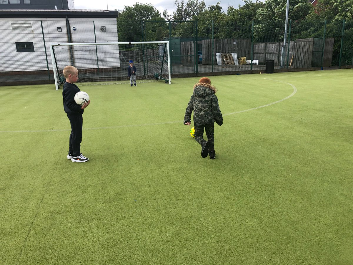 BellshillHub's tweet image. ⚽️🥅Penalty shoot out at the 
@BellshillHub
 today⚽️🥅#sportschallenges #outdoorlearning