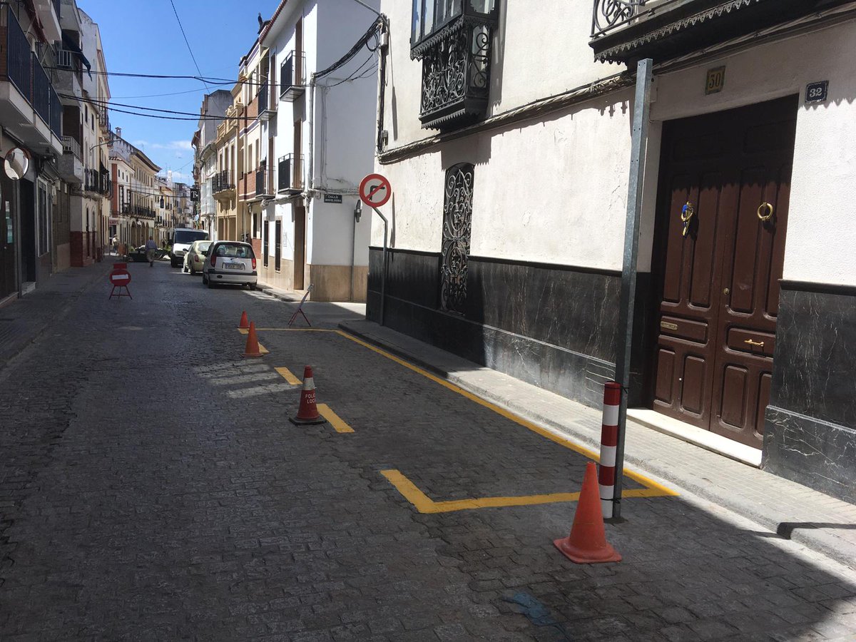 🚨En C/S. Fco. Solano se ha creado zona de 🅿️para 🛵 compartida con un estacionamiento para 🚗restringido en tiempo
La carga y descarga 🚛se ha desplazado unos metros más adelante

Motivo 👇🏻
➡️Mayor fluidez 
➡️Evitación daños constantes en fachadas por estrechez