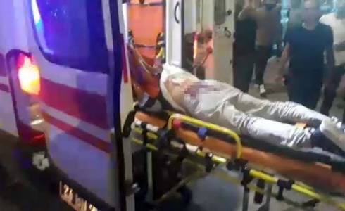 Haberiniz yok ama dün Elazığ'da bir Emine Bulut cinayeti daha yaşandı. 3 çocuk annesi Aslıhan A. kocası tarafından boğazı kesilerek annesinin evinde öldürüldü. Gerekli önlemler alınmadıkça,suçlular cezalandırılmadıkça Emine Bulutlar çoğalacak! #AslıhanA #Kadıncinayeti