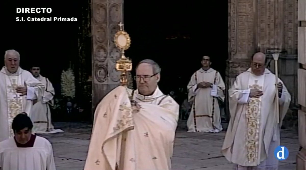 #ArzobispoDeToledo <a href="/Obispofcerro/">✙ Francisco Cerro Chaves</a> en la procesión y bendición con el #SantísimoSacramento desde la puerta de Reyes a #Toledo en la celebración del #CorpusChristi