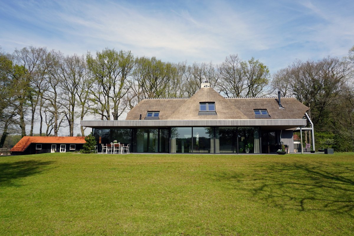 Deze villa bij Delden is onlangs gerenoveerd. We combineerden de stijl uit de jaren dertig met moderne woonwensen en integreerden het totaal in de buitenruimte. Ook pasten we duurzame gevelbekleding toe. Kijk online:
schipperdouwes.nl…/parti…/verbouw-villa-ambt-delden