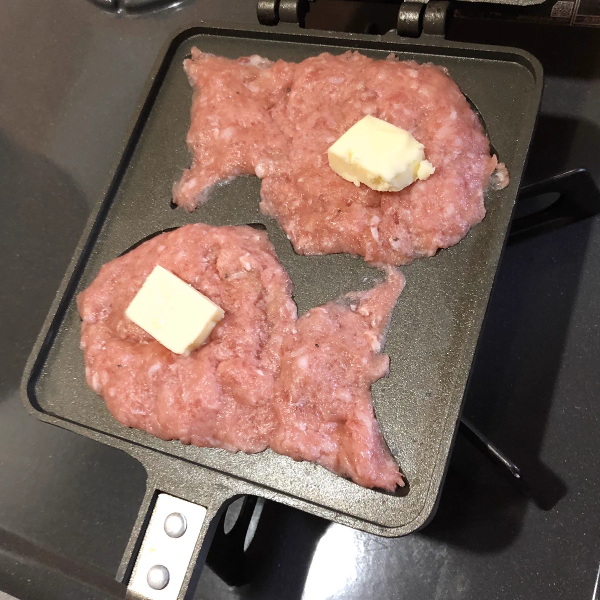 これが出来心ってやつ…wwwたい焼き器で挽肉を焼いてハンバーグを作ってみたwww
