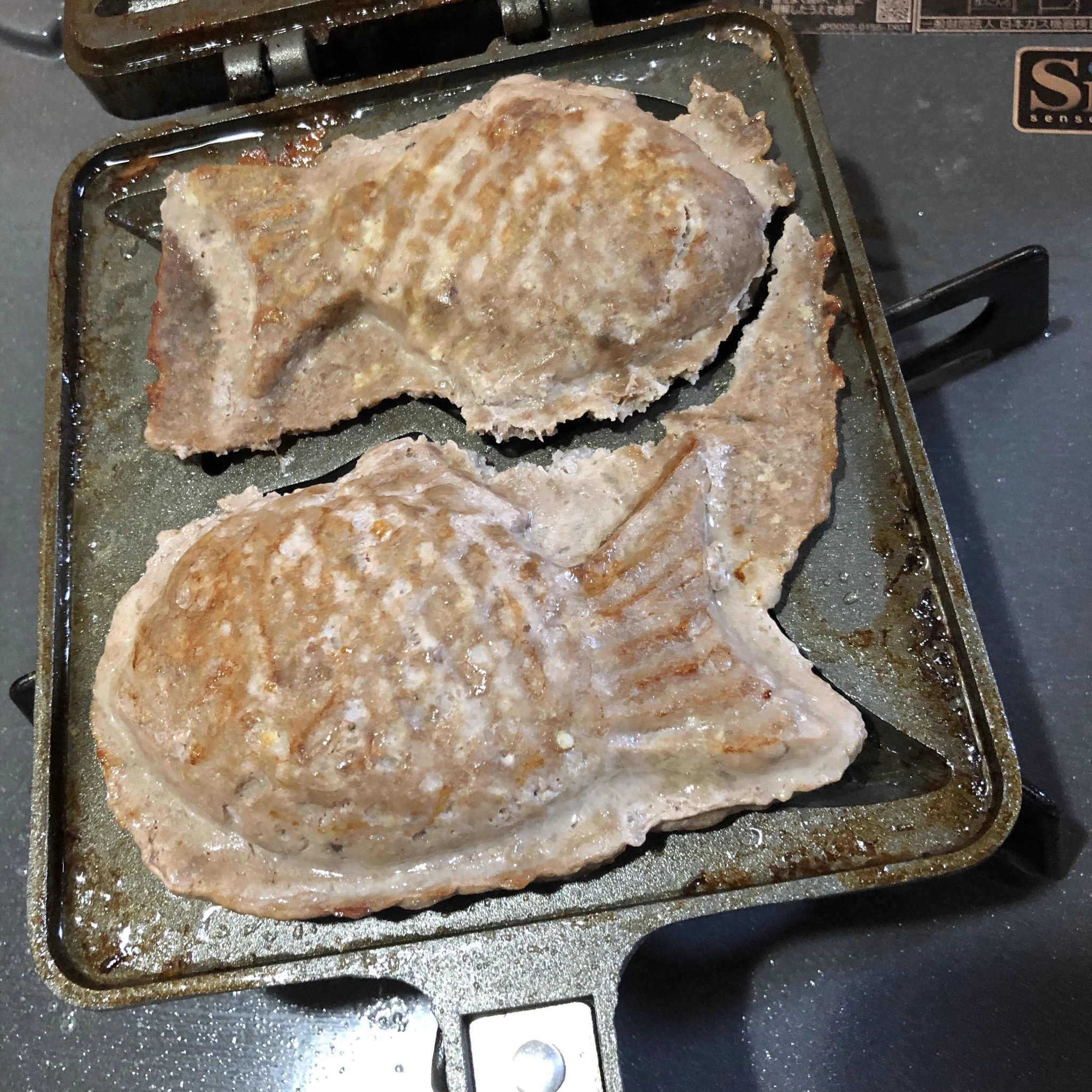 これが出来心ってやつ…wwwたい焼き器で挽肉を焼いてハンバーグを作ってみたwww