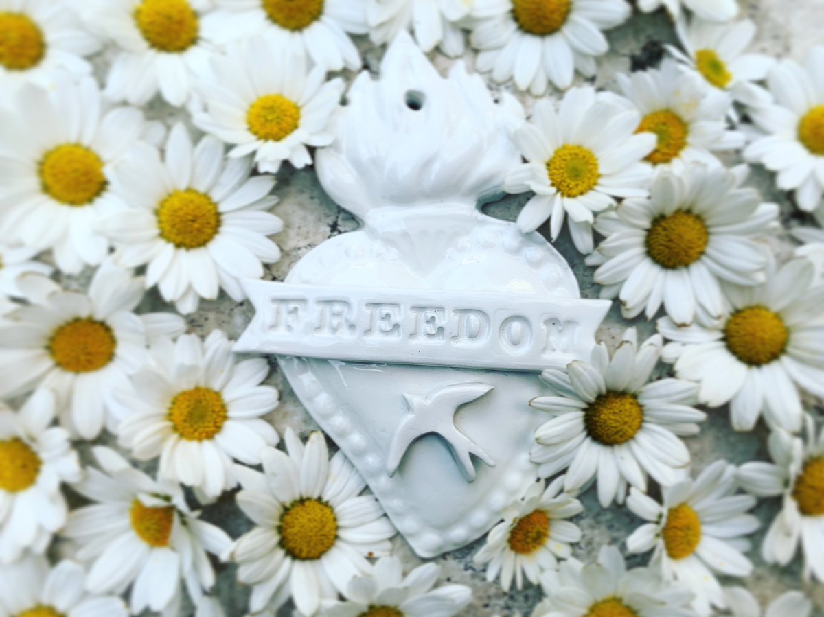 Adriana Albertini durante il lockdown ha aperto lo #shoponline e ha dedicato uno dei suoi exvoto alla libertà. noi l’abbiamo ordinato, subito! se vi piace lo trovate qui shopadrianaalbertini.it 
🤍 <a href="/AdrianaAlbertin/">Adriana Albertini</a>