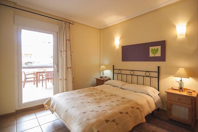 Apartamento en venta en Vera (Almeria), amplia terraza, 2 dormitorios, salón, cocina amueblada, 1 baño. Urbanización con 2 piscinas, jardines, parking privado techado.