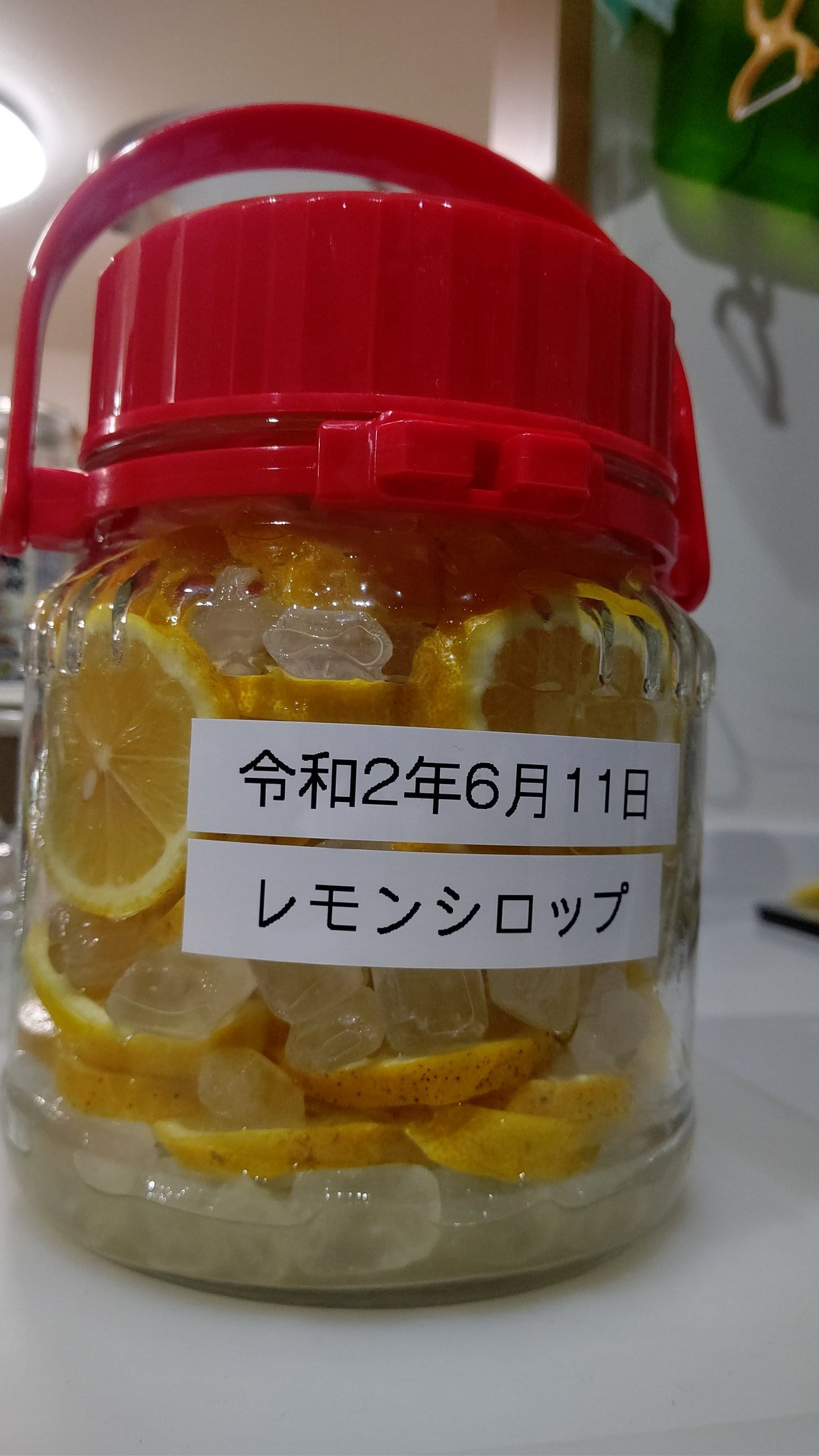 エマ Auf Twitter 柑橘系酸っぱいの大好きな次男からのリクエストで レモンのシロップ漬けを作った 皮ごとシロップ漬け にするには 無農薬の国産レモンじゃないと不安なので 瀬戸内のレモンで試してみる 瓶には入りきらなかったレモンは