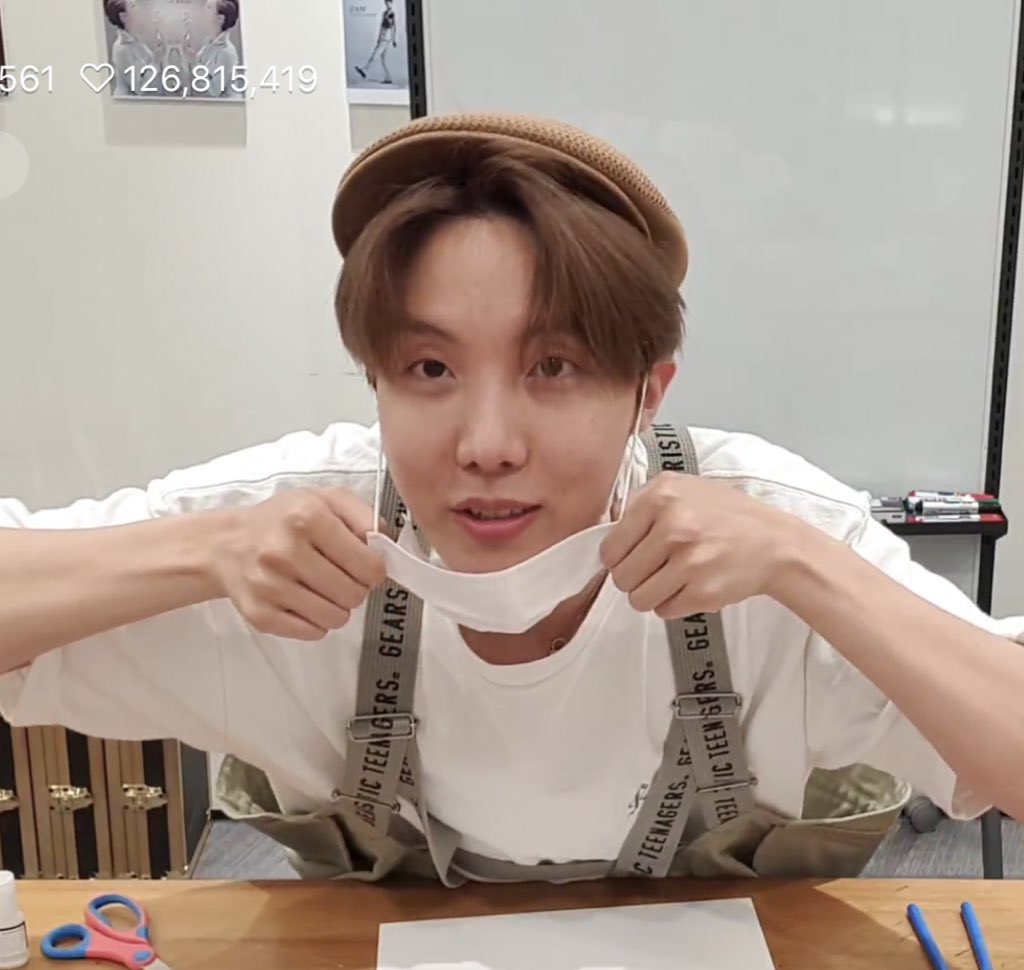 syubhoya's tweet photo. he took his mask off to give us that precious smile 🥺 https://t.co/8jRqCf1a8H
