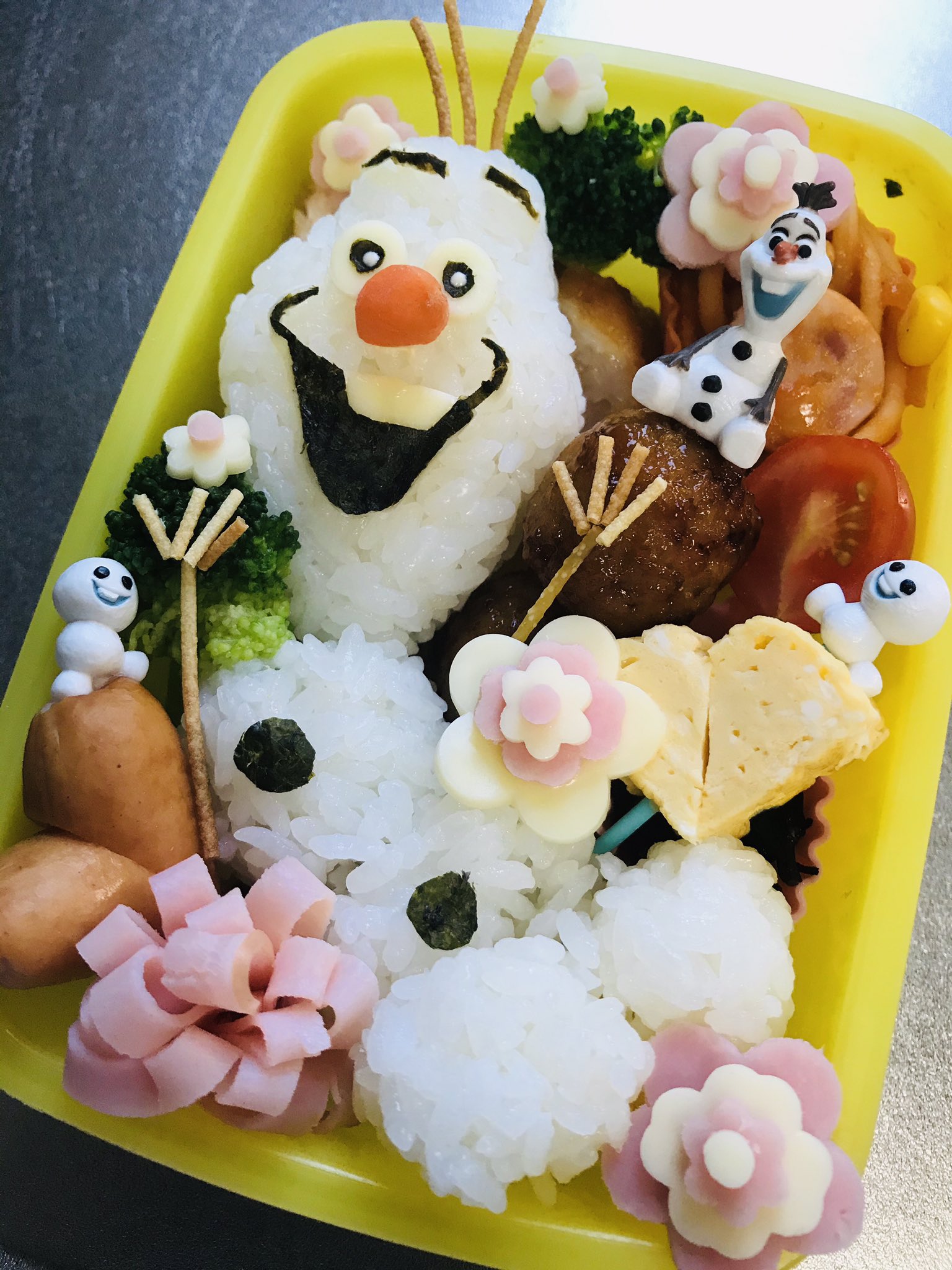 Yoshi N シングルファザーのおっさんが娘のためにオラフのキャラ弁作りました オラフ Olaf オラフ弁当 アナ雪 アナ雪2 ディズニー かわいい シングルマザー キャラ弁 キャラ弁初心者 お弁当 子育て こどもごはん シングルファザー