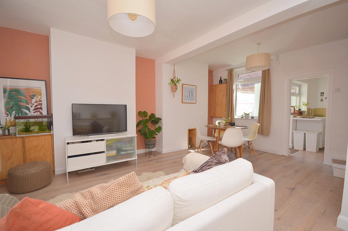 Venmore_Homes's tweet photo. Beautiful Renovation ❤️ Ideal First Home
.
L15, Offers in the Region of £109,950
..
▫️ Two double bedrooms
▫️ Spacious open plan design
▫️ Highly convenient location
.
📸 To See Further Images and Details Search for ‘Glynn Street‘ on our Website (Link in Bio) https://t.co/qEKm5aD9j7