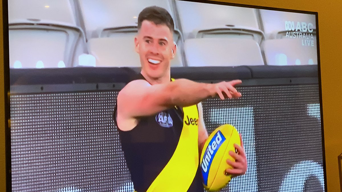 frostcake's tweet photo. @AFL Good job with the crowd noise... #Footyathome https://t.co/TWj7nqPGU6