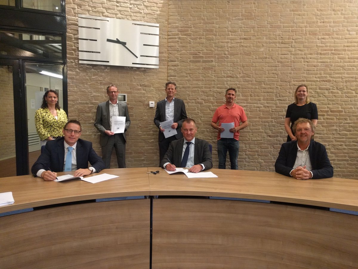 Wethouder <a href="/brouwer_f/">Freek Brouwer</a> en @postgerrit ondertekenden met <a href="/sHeerenLoo/">'s Heeren Loo</a>,  Stichting Infinity en <a href="/patrimoniumurk/">Patrimonium Urk</a>  een intentieovereenkomst voor het onderzoeken van de haalbaarheid van de realisatie van 12 zorgwoningen en dagbesteding in de nieuwe Zeeheldenwijk.  bit.ly/2zmmjvt