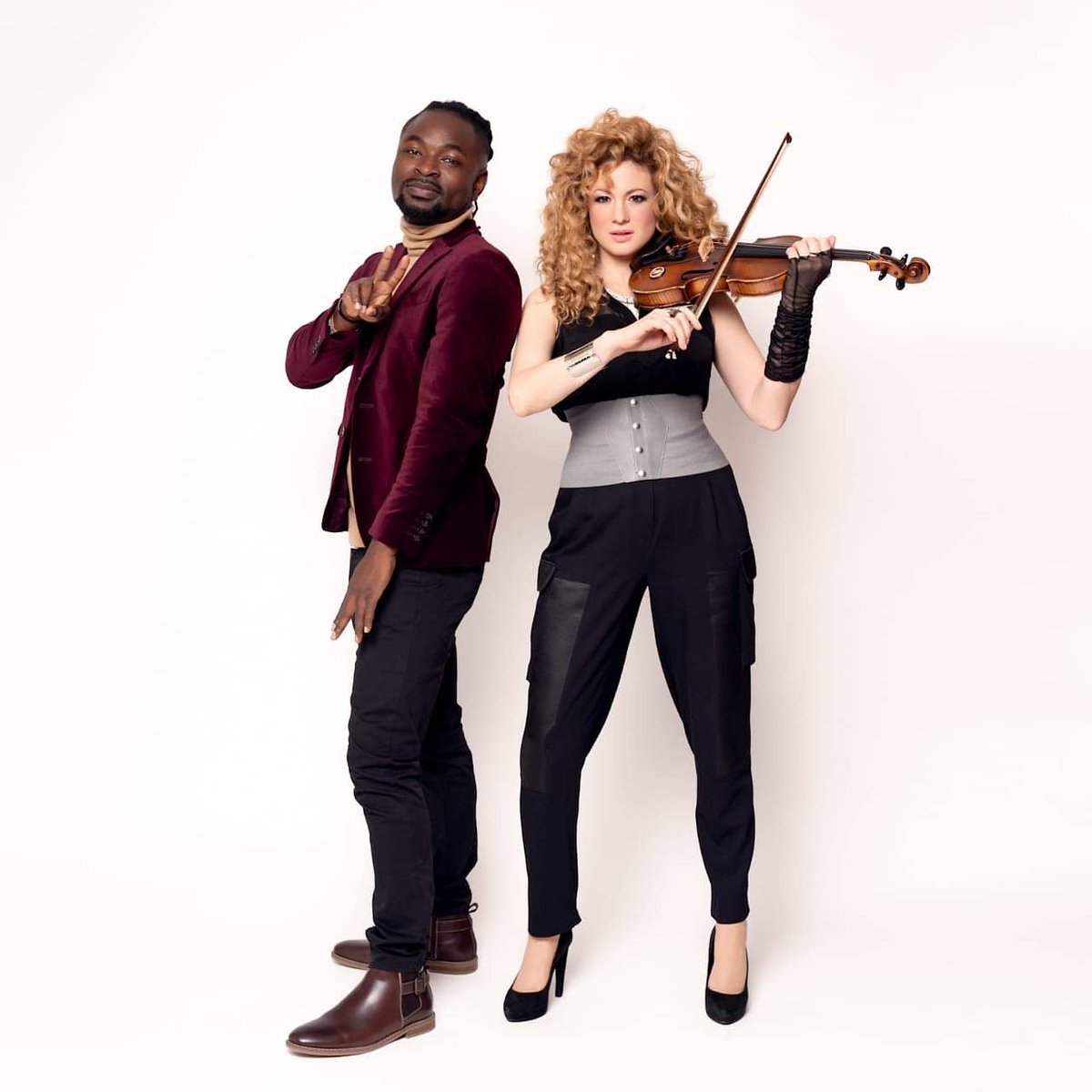 anyikopr's tweet photo. New hot single by #AfroStringz - consisiting of @Youngdbeatboss and @MiriBenAri titled #SheDontKnow“ out now: https://t.co/ITFhY8DNGW !🔥 https://t.co/nC1XCEWTap