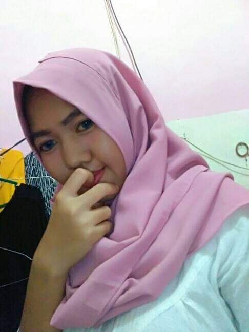 Baru selesai sholat maghrib ehhh ada mikirin kontol jadi pengeeeen 😘😘😘😘