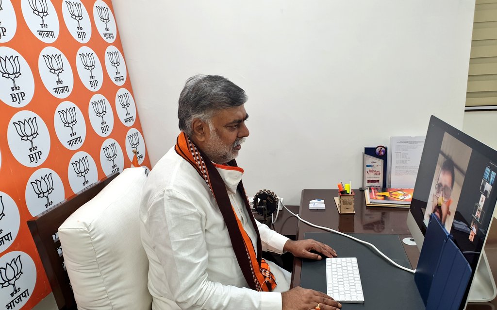 PrahladOffice's tweet photo. #ModiSakar2 के कार्यकाल के प्रथम वर्ष बहुत ही महत्वपूर्ण हैं। यह वर्ष यशस्वी वर्ष हैं।
मा. प्रधानमंत्री श्री @narendramodi जी ने हमें आत्मनिर्भर भारत का सपना दिखाया हैं, उसके ओर अग्रेसर किया हैं। - श्री @prahladspatel, @Bjym4hbd द्वारा आयोजित ई-संवाद में।
#Bharat
#BJP
#Modi1Year https://t.co/hgvcvml9CL