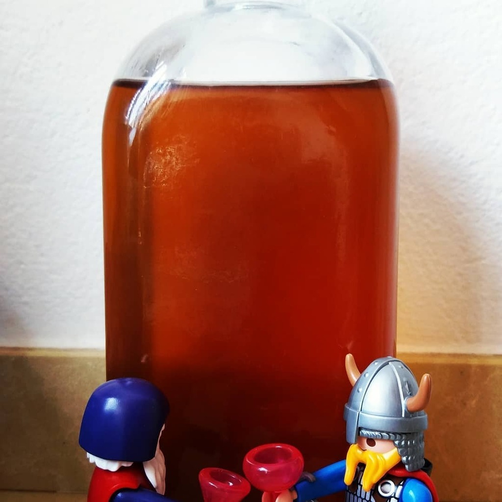 Druida41934908's tweet photo. Ja tenim #hidromel !!! 🍻🍻 #hidromiel #druidaemporda #vikings #medieval #licorartesanal #aguamiel  #pagan #paganism https://t.co/tMTVRGOwCS https://t.co/0Jx5BuQ1Vw